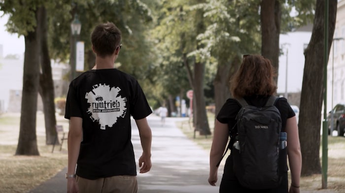 Streetworkinger sprechen auf der Straße, in Park, in Einkaufszentren oder rund um den Bahnhof ...
