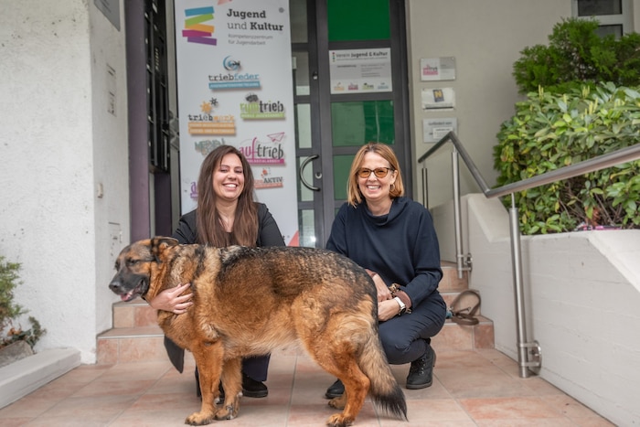 Kimberly Paulesits (li.) und Susanne Marton (re.) vor den Räumlichkeiten des Vereins „Jugend und ...