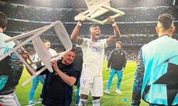 Die „Krone“ stellte den berühmten Sessel-Jubel von David Alaba vor dem Riesenfoto im Real-Museum ...