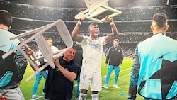 Die „Krone“ stellte den berühmten Sessel-Jubel von David Alaba vor dem Riesenfoto im Real-Museum ...