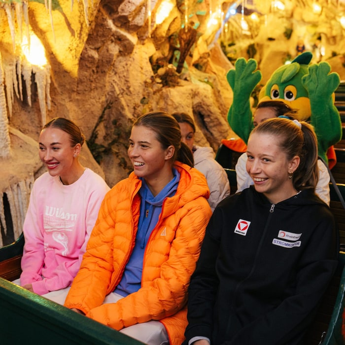 Tagger (M.) mit ihren ÖTV.-Kolleginnen Potapova (l.) und Kraus (r.) im Zuge der Auslosung in der ...