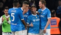 Lachende Gesichter bei den Napoli-Spielern, bei den Milan-Kickern schaut’s wohl anders aus …