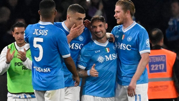 Lachende Gesichter bei den Napoli-Spielern, bei den Milan-Kickern schaut’s wohl anders aus …