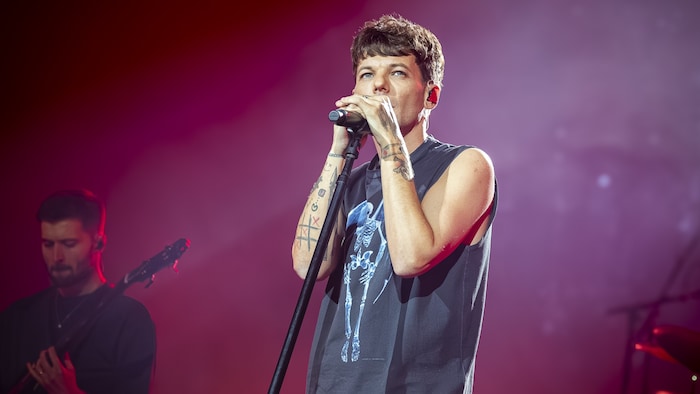 Mit einem relativ einfachen Bühnensetting, spielfreudiger Band und dem Verzicht auf sämtliche ...