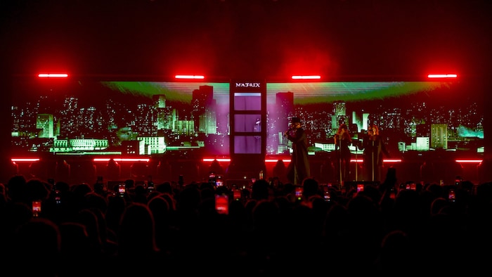 „Matrix“-Vibes im Gasometer: Rapper performt vor futuristischer Großstadt-Kulisse und 1800 Fans.