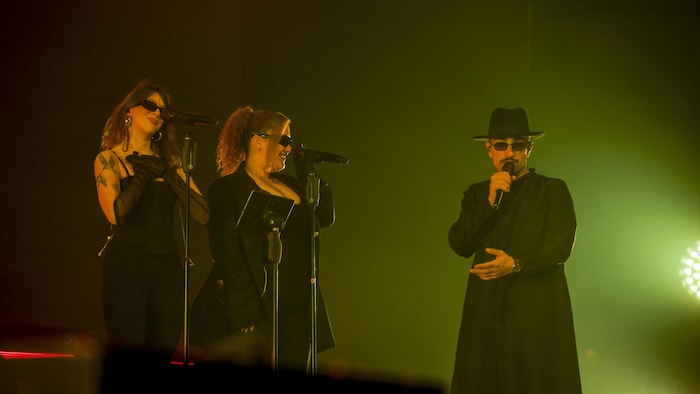 Minimalistisch: Nur zwei Backgroundsängerinnen standen mit ihm auf der Bühne.