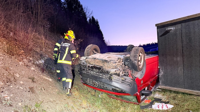 Der Kleinbus war am Dach gelandet.