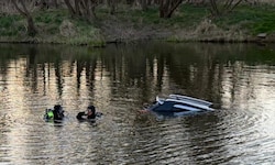 Um sicherzugehen, suchten Taucher rund um das Unfallwrack nach weiteren Personen im Wasser. 