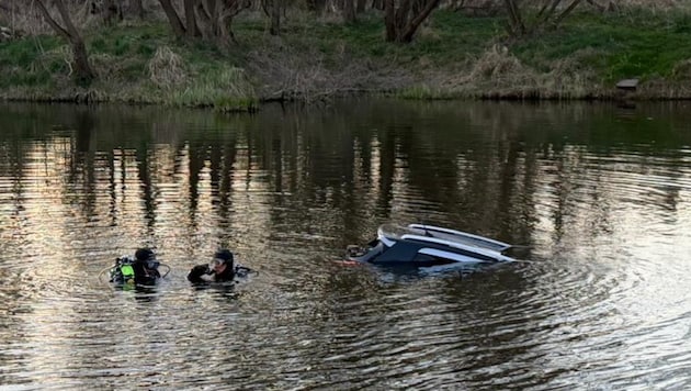 Um sicherzugehen, suchten Taucher rund um das Unfallwrack nach weiteren Personen im Wasser.