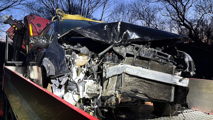 Der total beschädigte Pkw wurde im Anschluss von der Feuerwehr geborgen.
