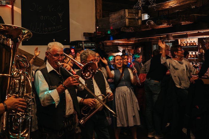 Hier ist das Instrument Begleiter bis spät in die Nacht.
