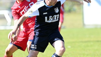 Thomas Pucher (re.) im Zweikampf mit David Streit, jedoch Derby-Sieger gab es keinen.