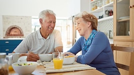 Im Alter ausgewogen essen und auf Proteine achten!