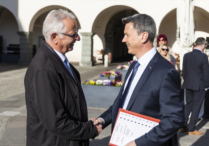 Former State Parliament President Reinhart Rohr (left) greeted Fellner before the session.