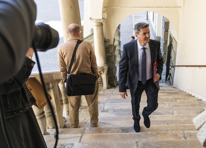 Governor-elect Daniel Fellner on his way to the Carinthian State House