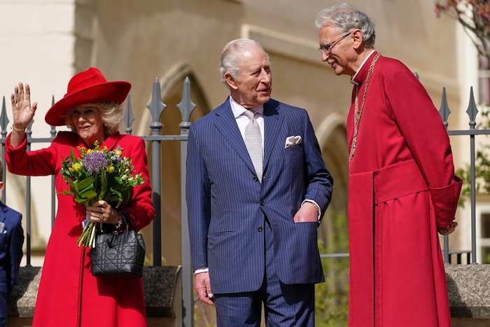 Der britische König Charles III. und Königin Camilla nach dem Ostergottesdienst in der St. ...