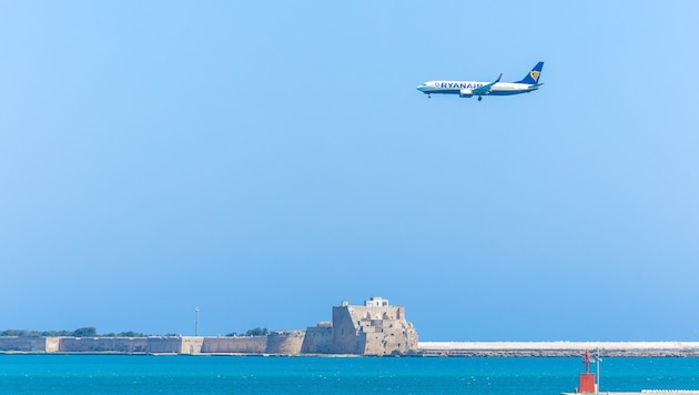 A Ryanair aircraft approaching the Italian airport. There is no more jet fuel there.