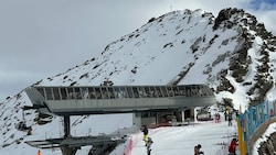Der Gipfel des Hinteren Wurmkogels – vorne die Bergstation des Sesselliftes.