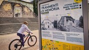 In Gemona radelt man bei der Ruine der alten Kirche vorbei, die beim Erdbeben 1976 vollständig ...