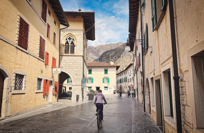 Venzone ist heute ein beliebter Stopp am Ciclovia Alpe Adria.