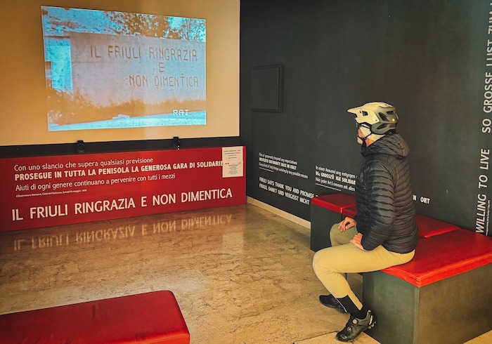 Im Museum werden auch kurze Filme gezeigt, die sich auch der großen Solidaritätswelle danach ...