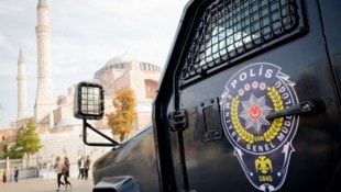 Rund um das Konsulat ist immer starke Polizeipräsenz. (Symbolbild)