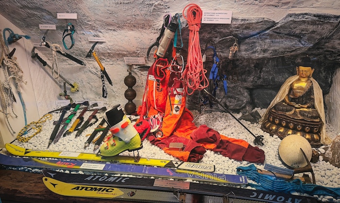 Sein Ausrüstung kann heute in Kammerlandes Büro in Sand in Taufers bestaunt werden.