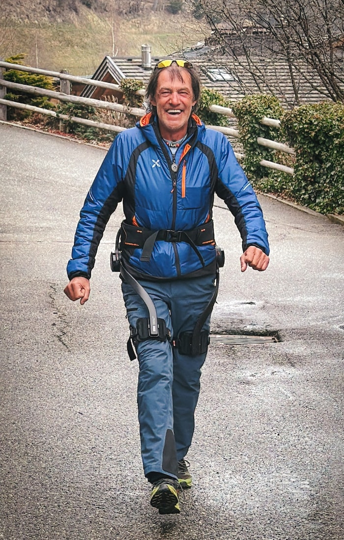 Bergsteiger-Legende Hans Kammerlander probierte auch das Exoskelett Hypershell X aus, das ...
