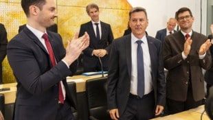 Daniel Fellner (Bildmitte) wurde mit 22 von 34 Stimmen zum Landeshauptmann gewählt.