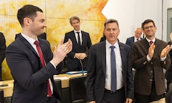 Daniel Fellner (Bildmitte) wurde mit 22 von 34 Stimmen zum Landeshauptmann gewählt.
