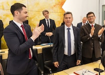 Daniel Fellner (Bildmitte) wurde mit 22 von 34 Stimmen zum Landeshauptmann gewählt.