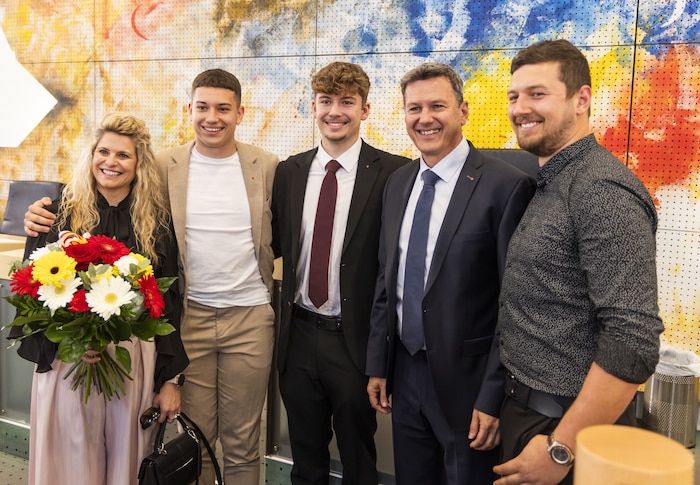 Daniel Fellner mit seiner Frau und den drei Söhnen – sie schauten am Dienstag von der ...