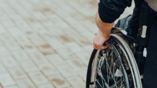 Der Rollstuhlfahrer wurde in einem Wiener Park Opfer eines feigen Räubers (Symbolbild).