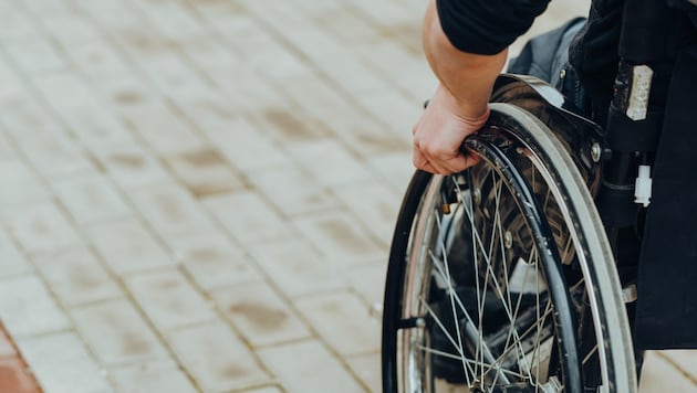 Der Rollstuhlfahrer wurde in einem Wiener Park Opfer eines feigen Räubers (Symbolbild).