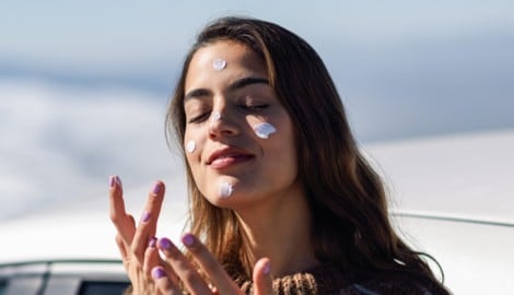 Der Verein für Konsumenteninformation (VKI) hat jetzt zwölf Sonnencremen für das Gesicht ...