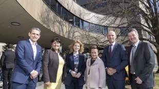 Vor dem neuen Campus: Stefan Mangard (Leiter des Intituts für Information Security), Manuela ...