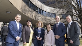 Vor dem neuen Campus: Stefan Mangard (Leiter des Intituts für Information Security), Manuela ...