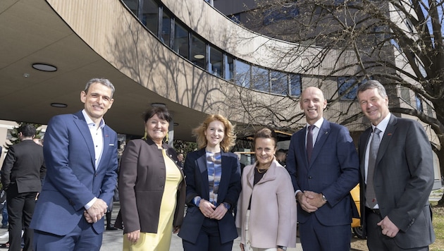 Vor dem neuen Campus: Stefan Mangard (Leiter des Intituts für Information Security), Manuela ...