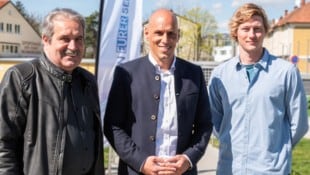 Helmut Fiedler (Mitte) will der FPÖ-Neunkirchen bei den Gemeinderatswahlen am 31. Mai zum Sieg ...