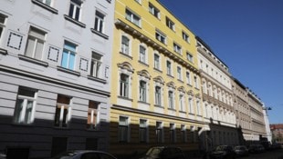 Auch jenes gelbe Haus in der Aichholzgasse wurde aktuell ins Visier genommen.
