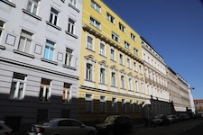 Auch jenes gelbe Haus in der Aichholzgasse wurde aktuell ins Visier genommen.