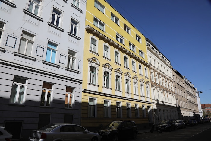 Auch jenes gelbe Haus in der Aichholzgasse wurde aktuell ins Visier genommen.