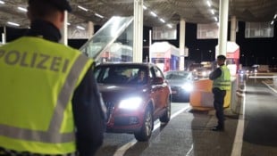 Kontrollaktion an der Mautstelle Schönberg – die Polizei leitet verdächtige Fahrzeuge auf die ...