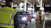 Kontrollaktion an der Mautstelle Schönberg – die Polizei leitet verdächtige Fahrzeuge auf die ...