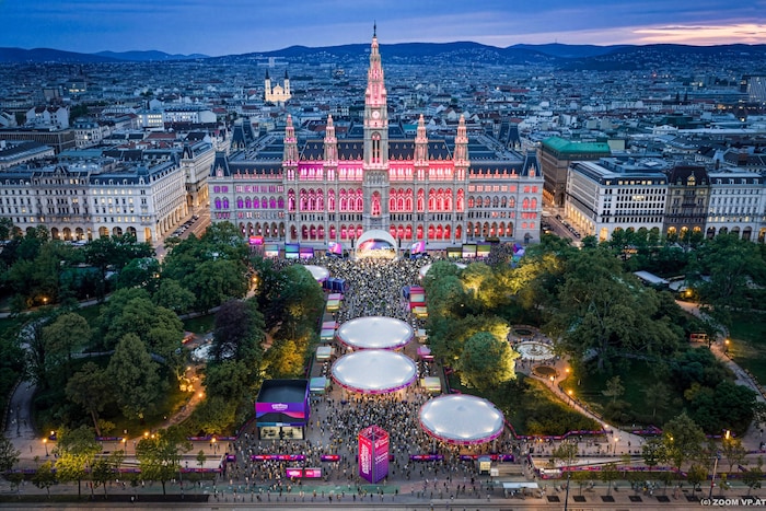 Der Rathausplatz im Herzen der Stadt wird wieder zum zentralen Schauplatz der ESC-Woche und ...