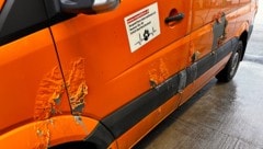Ein aggressives Mittel hat den Lack des Vereinsfahrzeugs schwer beschädigt.