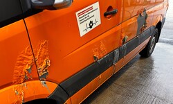 Ein aggressives Mittel hat den Lack des Vereinsfahrzeugs schwer beschädigt.