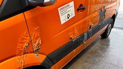 Ein aggressives Mittel hat den Lack des Vereinsfahrzeugs schwer beschädigt.
