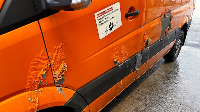 Ein aggressives Mittel hat den Lack des Vereinsfahrzeugs schwer beschädigt.