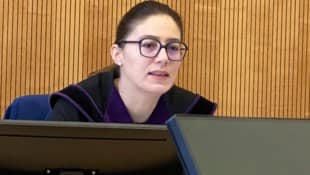 Richterin Sabrina Tagwercher ließ ein Video vorführen, das den Angeklagten belastete.
